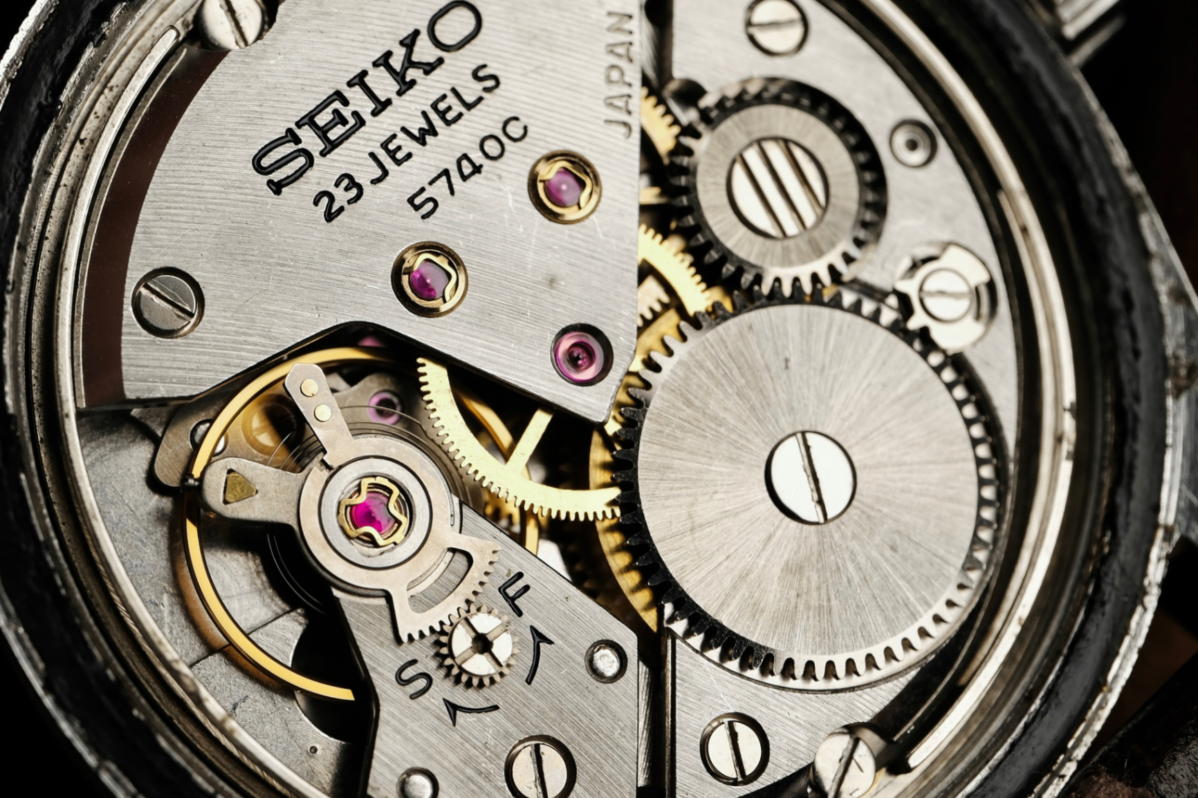 Seiko manual-wind movement with 23 jewels
